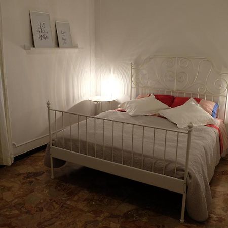 Spaziosa Matrimoniale Nel Centro Di Modena Apartment Exterior foto