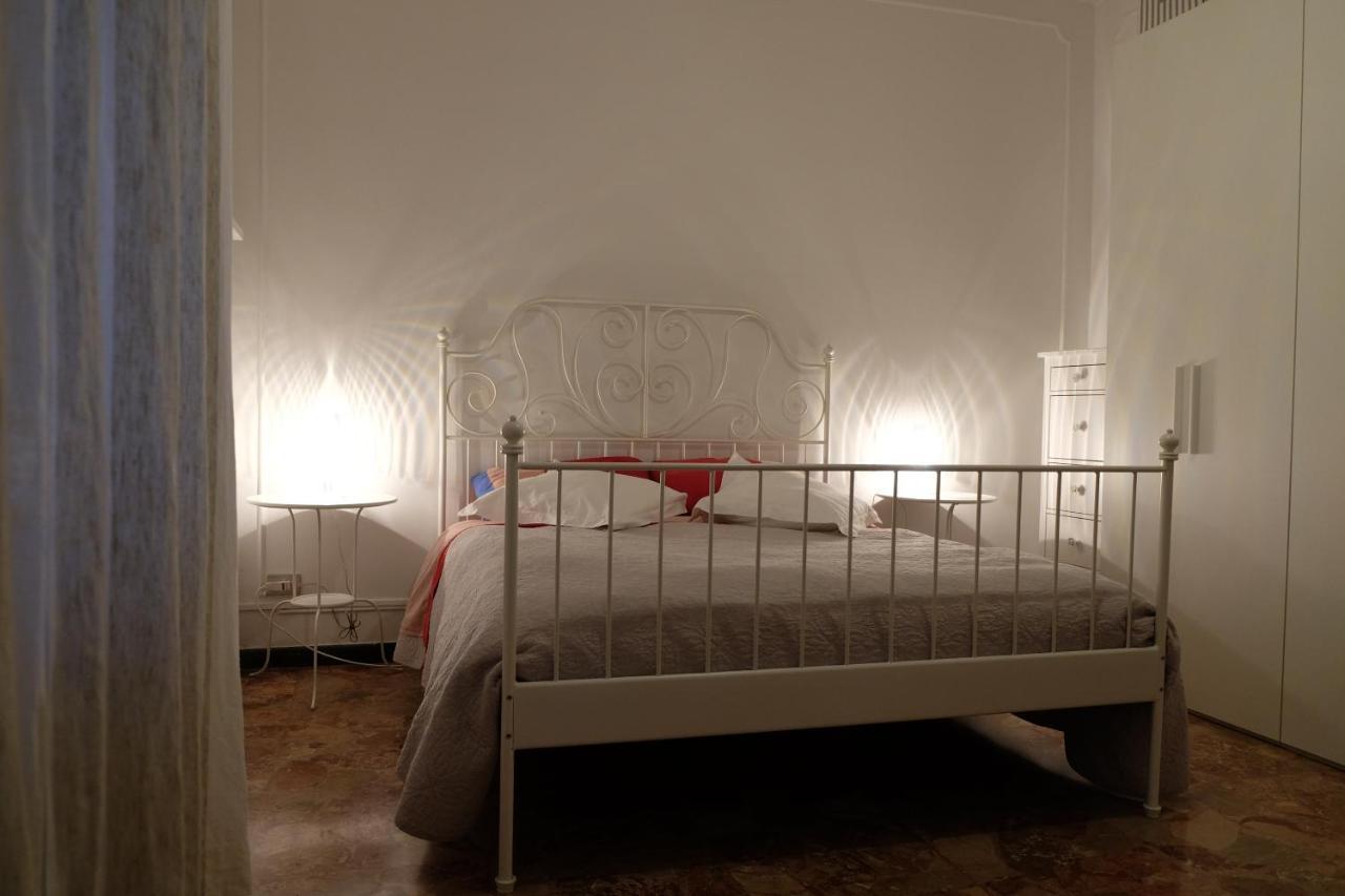 Spaziosa Matrimoniale Nel Centro Di Modena Apartment Exterior foto