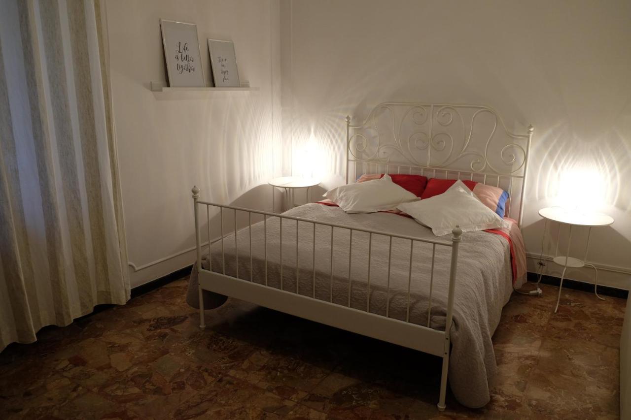 Spaziosa Matrimoniale Nel Centro Di Modena Apartment Exterior foto