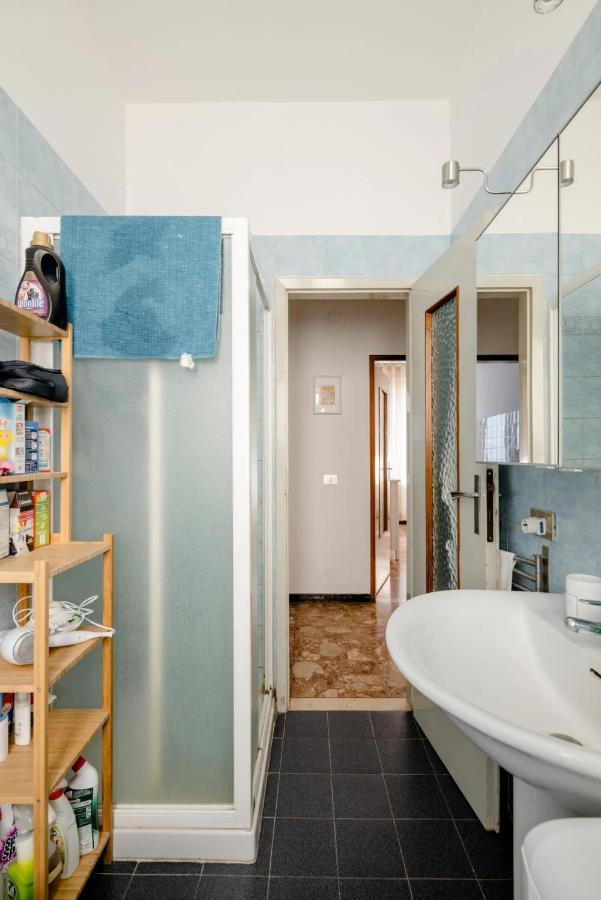 Spaziosa Matrimoniale Nel Centro Di Modena Apartment Exterior foto