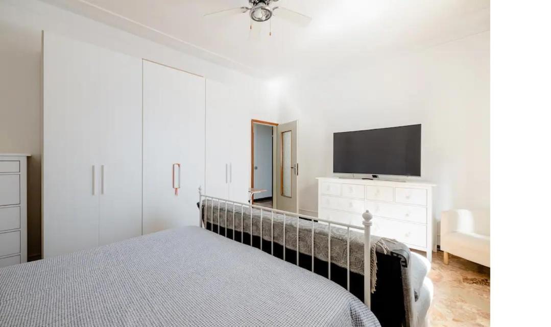 Spaziosa Matrimoniale Nel Centro Di Modena Apartment Exterior foto
