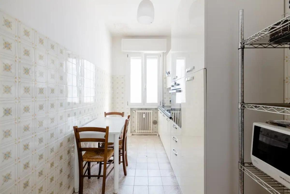 Spaziosa Matrimoniale Nel Centro Di Modena Apartment Exterior foto